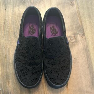 Black Skull Vans Slip on